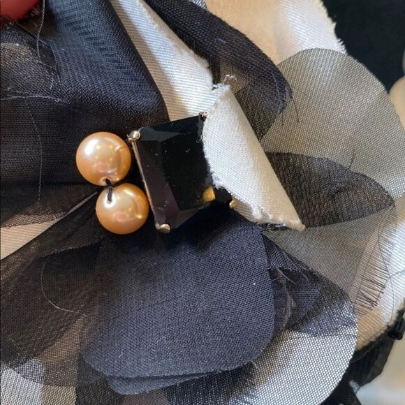 💜 Kate Spade Silk Flowers with Pearl Detail Statement Necklace - Picture 2 of 5